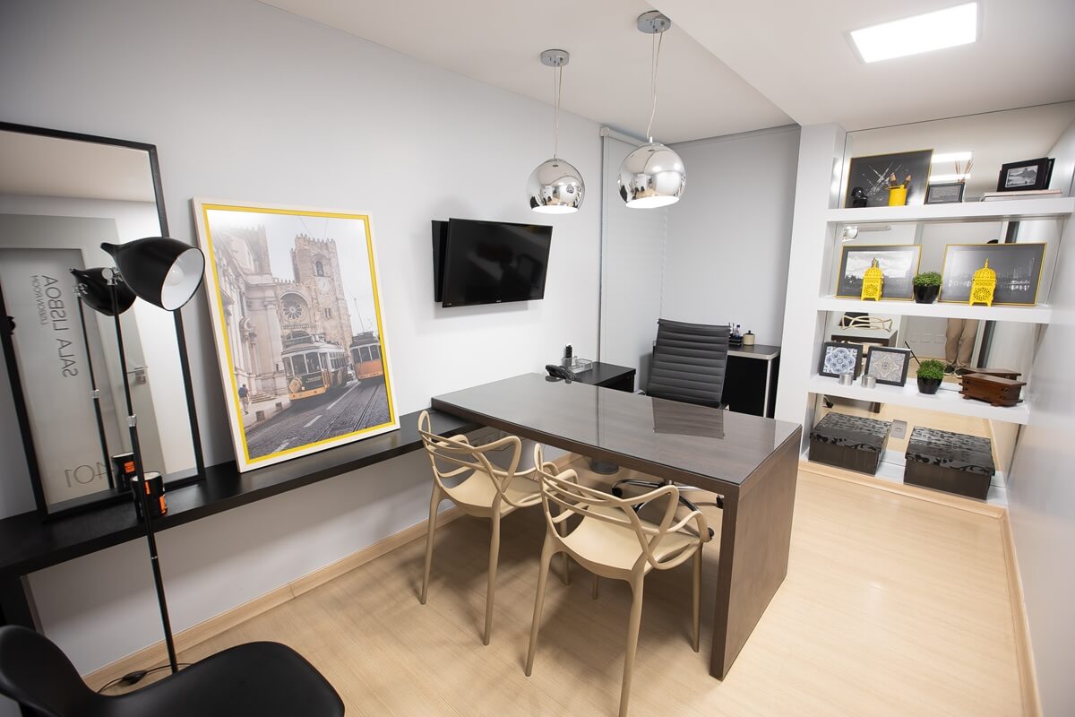 Sala aconchegante com cadeiras caramelo – Prime Business Centers