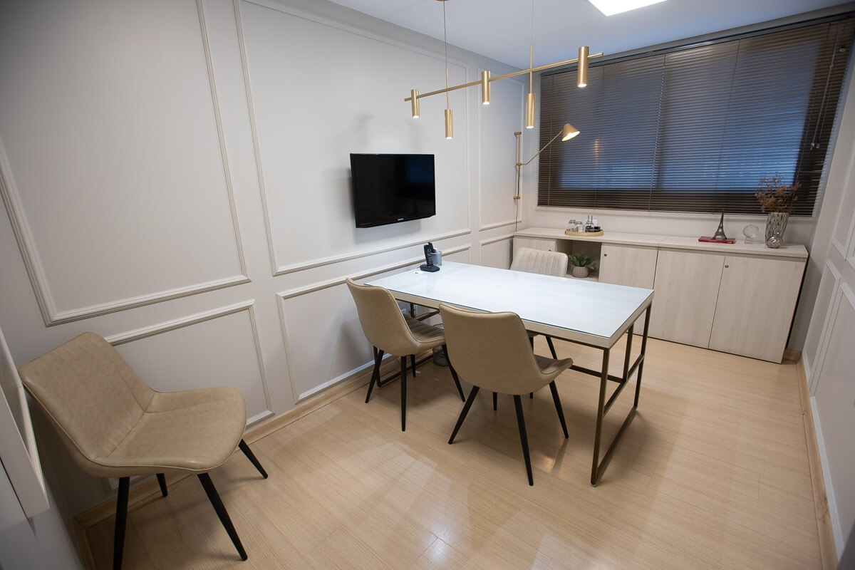 Sala com molduras e decoração elegante – Prime Business Centers